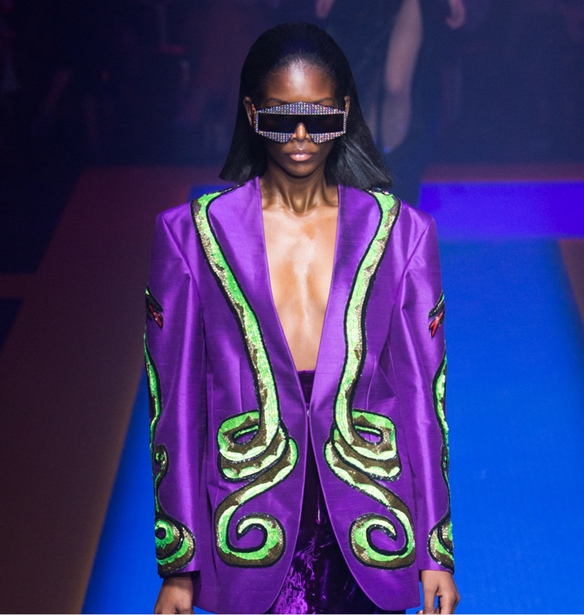 Το Utra Violet στα catwalks: Ποιοι σχεδιαστές "προέβλεψαν" το χρώμα του 2018;