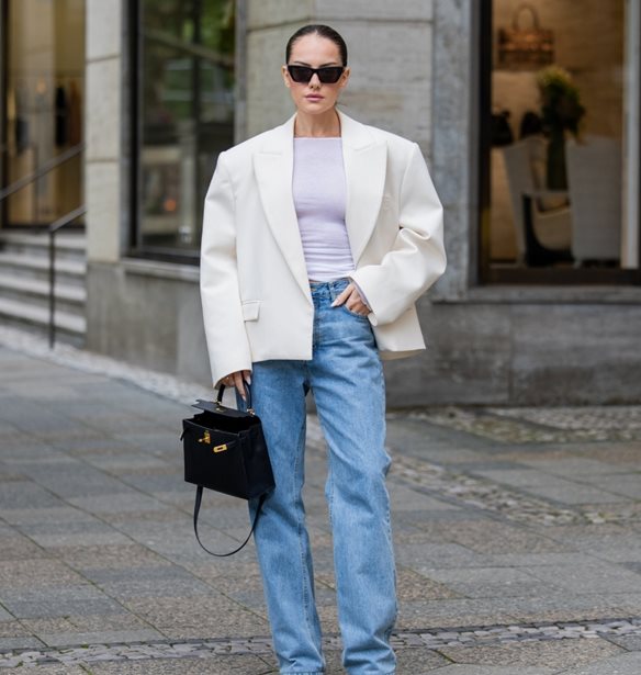 Αυτό είναι το διαχρονικό και chic τζιν παντελόνι που κάθε γυναίκα χρειάζεται στη συλλογή της