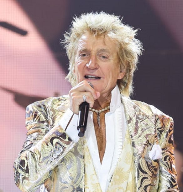 Rod Stewart | &#x3A3;&#x3C4;&#x3B1; 80 &#x3C4;&#x3BF;&#x3C5; &#x3C7;&#x3C1;&#x3CC;&#x3BD;&#x3B9;&#x3B1; &#x3C3;&#x3C5;&#x3BD;&#x3B5;&#x3C7;&#x3AF;&#x3B6;&#x3B5;&#x3B9; &#x3BD;&#x3B1; &#x3B5;&#x3AF;&#x3BD;&#x3B1;&#x3B9; style icon &#x3BA;&#x3B1;&#x3B9; &#x3B1;&#x3BD;&#x3B1;&#x3BA;&#x3BF;&#x3B9;&#x3BD;&#x3CE;&#x3BD;&#x3B5;&#x3B9; &#x3C4;&#x3B7;&#x3BD; &#x3B5;&#x3C0;&#x3CC;&#x3BC;&#x3B5;&#x3BD;&#x3B7; live &#x3B5;&#x3BC;&#x3C6;&#x3AC;&#x3BD;&#x3B9;&#x3C3;&#x3B7;