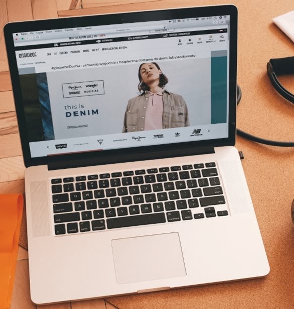 ANSWEAR | H &#x3BA;&#x3BF;&#x3C1;&#x3C5;&#x3C6;&#x3B1;&#x3AF;&#x3B1; &#x3C0;&#x3BB;&#x3B1;&#x3C4;&#x3C6;&#x3CC;&#x3C1;&#x3BC;&#x3B1; &#x3B4;&#x3B9;&#x3B1;&#x3B4;&#x3B9;&#x3BA;&#x3C4;&#x3C5;&#x3B1;&#x3BA;&#x3CE;&#x3BD; &#x3B1;&#x3B3;&#x3BF;&#x3C1;&#x3CE;&#x3BD; &#x3B1;&#x3C0;&#x3CC; &#x3C4;&#x3B7;&#x3BD; &#x3A0;&#x3BF;&#x3BB;&#x3C9;&#x3BD;&#x3AF;&#x3B1;, &#x3C4;&#x3CE;&#x3C1;&#x3B1; &#x3B4;&#x3B9;&#x3B1;&#x3B8;&#x3AD;&#x3C3;&#x3B9;&#x3BC;&#x3B7; &#x3BA;&#x3B1;&#x3B9; &#x3C3;&#x3C4;&#x3B7;&#x3BD; &#x395;&#x3BB;&#x3BB;&#x3AC;&#x3B4;&#x3B1;