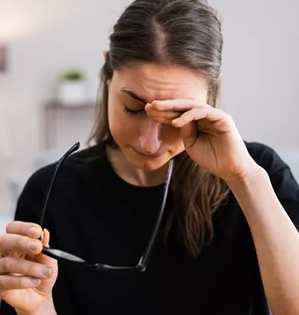 Νιώθεις διαρκώς εξαντλημένη και νυστάζεις συνέχεια; Τι μπορεί να σου "φωνάζει" το σώμα σου