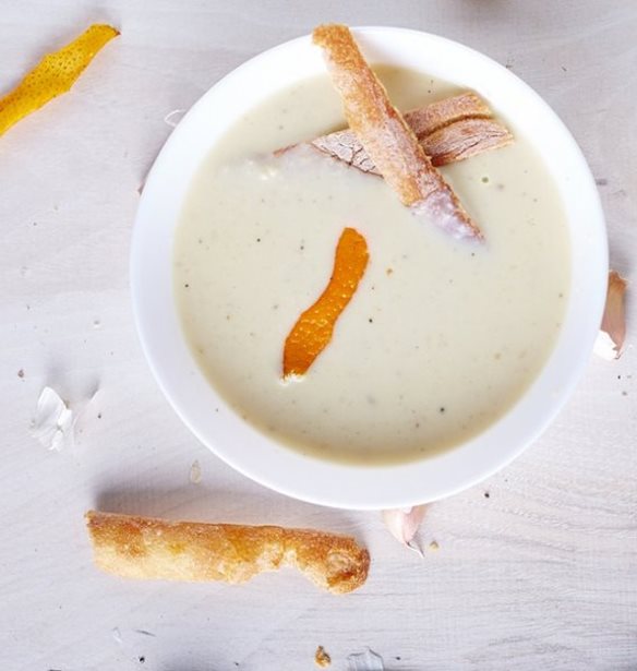 Σούπα με ψητό παστινάκι, πατάτα και αχλάδι