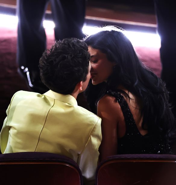 Timoth&#xE9;e Chalamet &amp; Kylie Jenner | &#x3A4;&#x3BF; &#x3C4;&#x3C1;&#x3C5;&#x3C6;&#x3B5;&#x3C1;&#x3CC; &#x3C6;&#x3B9;&#x3BB;&#x3AF; &#x3C4;&#x3BF;&#x3C5;&#x3C2; &#x3C0;&#x3C1;&#x3B9;&#x3BD; &#x3B1;&#x3C0;&#x3CC; &#x3C4;&#x3B1; Oscars 2025