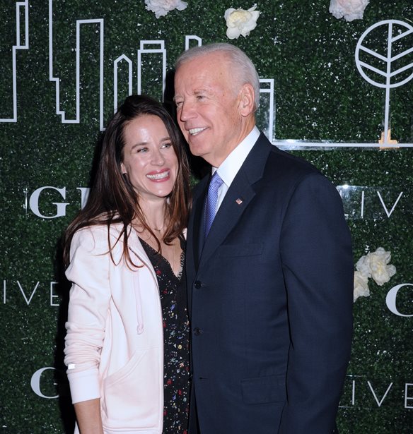Ashley Biden | &#x389;&#x3BE;&#x3B5;&#x3C1;&#x3B5;&#x3C2; &#x3CC;&#x3C4;&#x3B9; &#x3B7; &#x3BA;&#x3CC;&#x3C1;&#x3B7; &#x3C4;&#x3BF;&#x3C5; Joe Biden &#x3AD;&#x3C7;&#x3B5;&#x3B9; &#x3B4;&#x3B9;&#x3BA;&#x3CC; &#x3C4;&#x3B7;&#x3C2; fashion label;