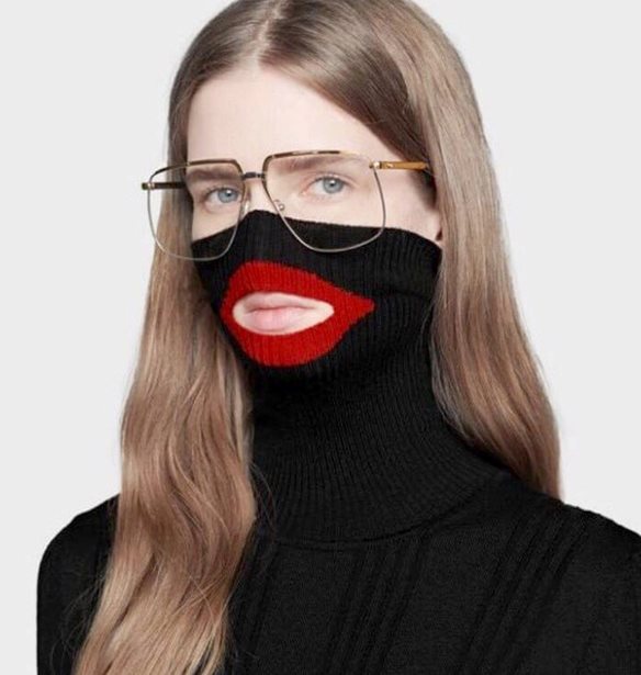 &#x397; Gucci &#x3B1;&#x3C0;&#x3BF;&#x3C3;&#x3CD;&#x3C1;&#x3B5;&#x3B9; &#x3C4;&#x3BF; &quot;balaclava&quot;, &#x3C4;&#x3BF; &#x3BC;&#x3B1;&#x3CD;&#x3C1;&#x3BF; &#x3C0;&#x3BF;&#x3C5;&#x3BB;&#x3CC;&#x3B2;&#x3B5;&#x3C1; &#x3BC;&#x3B5; &#x3C4;&#x3B1; &#x3BA;&#x3CC;&#x3BA;&#x3BA;&#x3B9;&#x3BD;&#x3B1; &#x3C7;&#x3B5;&#x3AF;&#x3BB;&#x3B7;
