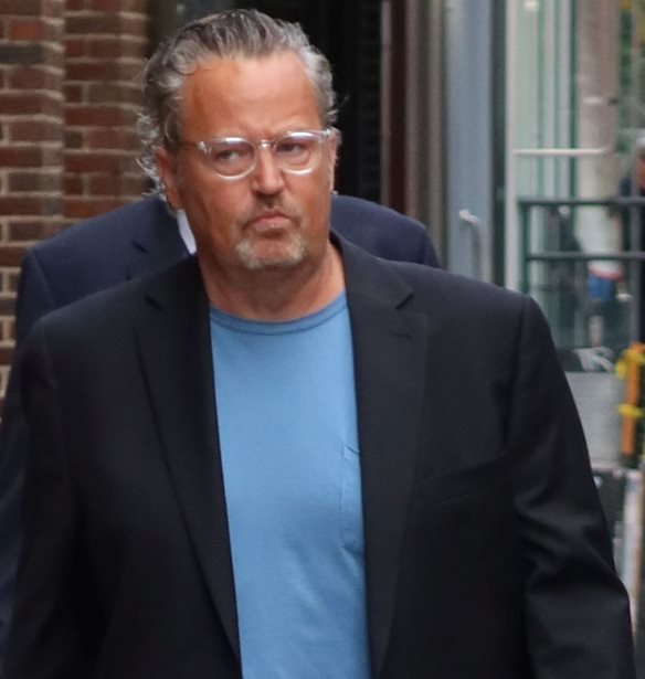 Matthew Perry | O &#x3C0;&#x3B1;&#x3C4;&#x3C1;&#x3B9;&#x3CC;&#x3C2; &#x3C4;&#x3BF;&#x3C5; &#x3B1;&#x3C0;&#x3BF;&#x3BA;&#x3B1;&#x3BB;&#x3CD;&#x3C0;&#x3C4;&#x3B5;&#x3B9; &#x3C0;&#x3C9;&#x3C2; &#x3BF; &#x3B7;&#x3B8;&#x3BF;&#x3C0;&#x3BF;&#x3B9;&#x3CC;&#x3C2; &#x3B4;&#x3B5;&#x3BD; &#x3AE;&#x3BE;&#x3B5;&#x3C1;&#x3B5; &#x3C0;&#x3CC;&#x3C3;&#x3BF; &#x3C4;&#x3BF;&#x3BD; &#x3B1;&#x3B3;&#x3B1;&#x3C0;&#x3BF;&#x3CD;&#x3C3;&#x3B5; &#x3BF; &#x3BA;&#x3CC;&#x3C3;&#x3BC;&#x3BF;&#x3C2;