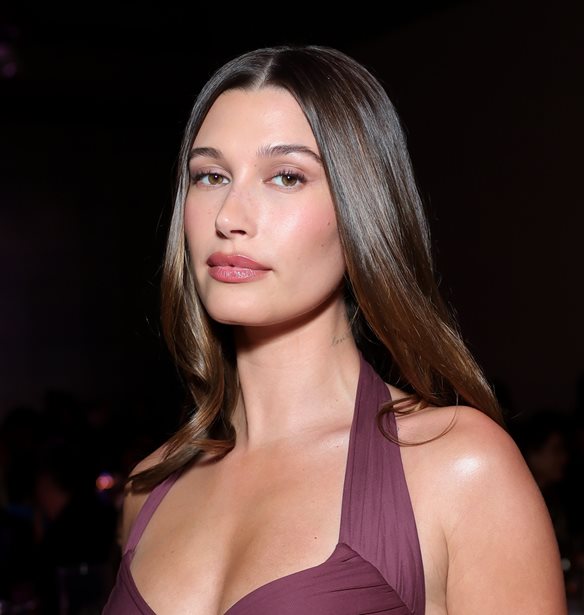 Hailey Bieber | Από τα glass nails στο πιο ζεστό φθινοπωρινό cat-eye