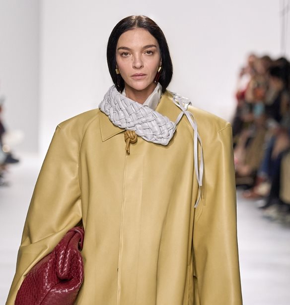 Bottega Veneta SS26 | Sleek hair, &#x3B1;&#x3C5;&#x3C3;&#x3C4;&#x3B7;&#x3C1;&#x3AC; &#x3C3;&#x3B9;&#x3BD;&#x3B9;&#x3CC;&#x3BD; &#x3BA;&#x3B1;&#x3B9; no-makeup makeup looks &#x3C0;&#x3BB;&#x3B1;&#x3B9;&#x3C3;&#x3AF;&#x3C9;&#x3C3;&#x3B1;&#x3BD; &#x3B9;&#x3B4;&#x3B1;&#x3BD;&#x3B9;&#x3BA;&#x3AC; &#x3C4;&#x3BF; &#x3C3;&#x3C7;&#x3B5;&#x3B4;&#x3B9;&#x3B1;&#x3C3;&#x3C4;&#x3B9;&#x3BA;&#x3CC; &#x3BD;&#x3C4;&#x3B5;&#x3BC;&#x3C0;&#x3BF;&#x3CD;&#x3C4;&#x3BF; &#x3C4;&#x3B7;&#x3C2; Louise Trotter
