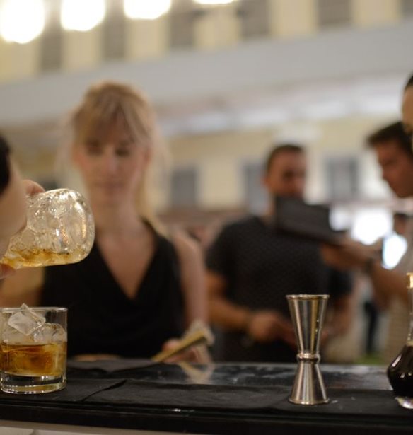 #Tidbits *:&#x397; &#x391;&#x3B8;&#x3AE;&#x3BD;&#x3B1; &#x3C3;&#x3C4;&#x3BF; &#x3C1;&#x3C5;&#x3B8;&#x3BC;&#x3CC; &#x3C4;&#x3BF;&#x3C5; Fine Drinking