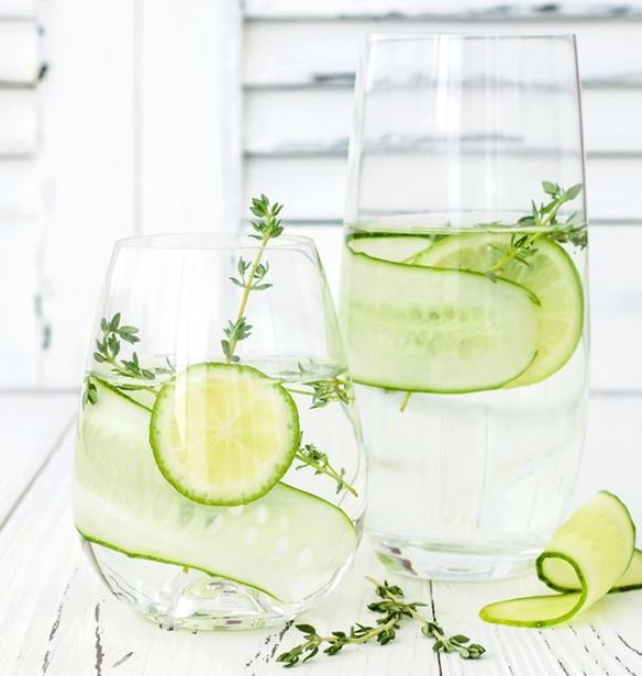 4 detox συστατικά για να προσθέσεις στο νερό σου