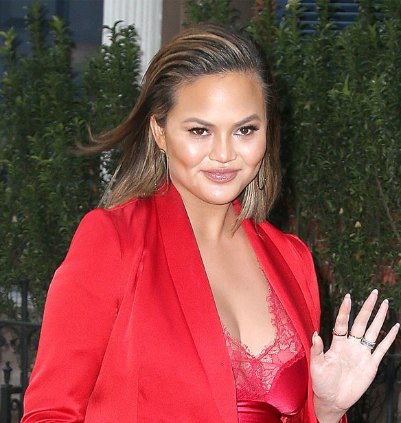 Chrissy Teigen | &#x3A4;&#x3BF; &#x3BD;&#x3AD;&#x3BF; &#x3C4;&#x3B7;&#x3C2; hair look &#x3B5;&#x3AF;&#x3BD;&#x3B1;&#x3B9; &#x3B2;&#x3B3;&#x3B1;&#x3BB;&#x3BC;&#x3AD;&#x3BD;&#x3BF; &#x3B1;&#x3C0;&#x3CC; &#x3C4;&#x3B1; 90s