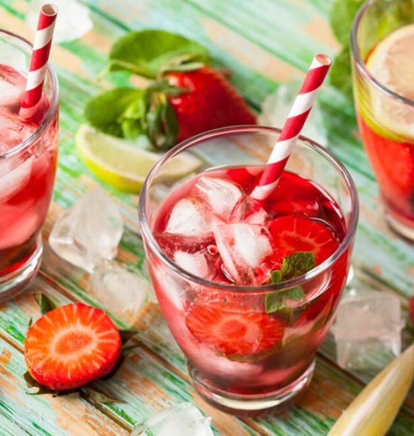 Γευστικό νερό με μέντα και φράουλες έτοιμο σε λίγα λεπτά