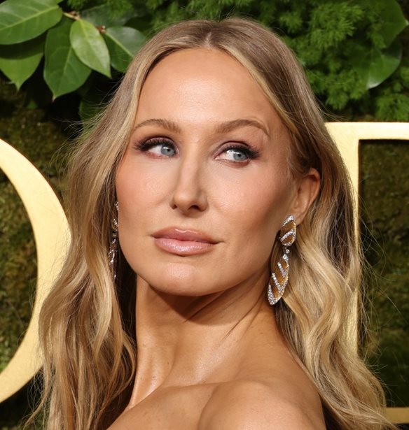 Nikki Glaser | &#x3A0;&#x3CC;&#x3C3;&#x3B1; &#x3C7;&#x3C1;&#x3AE;&#x3BC;&#x3B1;&#x3C4;&#x3B1; &#x3C0;&#x3AE;&#x3C1;&#x3B5; &#x3B3;&#x3B9;&#x3B1; &#x3C4;&#x3B7;&#x3BD; &#x3C0;&#x3B1;&#x3C1;&#x3BF;&#x3C5;&#x3C3;&#x3AF;&#x3B1;&#x3C3;&#x3B7; &#x3C4;&#x3C9;&#x3BD; Golden Globes 2025