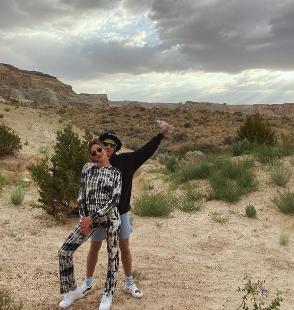 Justin &amp; Hailey Bieber: &quot;&#x392;&#x3B1;&#x3C6;&#x3C4;&#x3B9;&#x3C3;&#x3C4;&#x3AE;&#x3BA;&#x3B1;&#x3BC;&#x3B5; &#x3BC;&#x3B1;&#x3B6;&#x3AF; &#x3BA;&#x3B1;&#x3B9; &#x3B6;&#x3AE;&#x3C3;&#x3B1;&#x3BC;&#x3B5; &#x3BC;&#x3AF;&#x3B1; &#x3B1;&#x3C0;&#x3CC; &#x3C4;&#x3B9;&#x3C2; &#x3C0;&#x3B9;&#x3BF; &#x3C3;&#x3B7;&#x3BC;&#x3B1;&#x3BD;&#x3C4;&#x3B9;&#x3BA;&#x3AD;&#x3C2; &#x3C3;&#x3C4;&#x3B9;&#x3B3;&#x3BC;&#x3AD;&#x3C2; &#x3C4;&#x3B7;&#x3C2; &#x3B6;&#x3C9;&#x3AE;&#x3C2; &#x3BC;&#x3B1;&#x3C2;&quot;