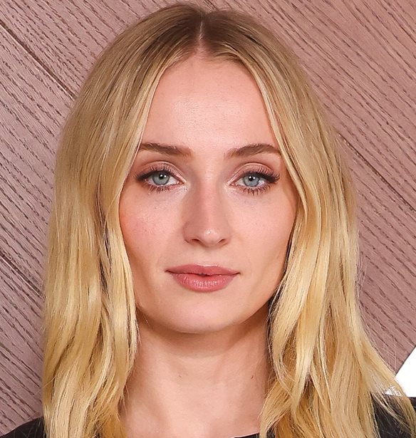 &#x397; Sophie Turner &#x3B5;&#x3C0;&#x3B9;&#x3C3;&#x3C4;&#x3C1;&#x3AD;&#x3C6;&#x3B5;&#x3B9; &#x3C3;&#x3C4;&#x3BF; &#x397;&#x3BD;&#x3C9;&#x3BC;&#x3AD;&#x3BD;&#x3BF; &#x392;&#x3B1;&#x3C3;&#x3AF;&#x3BB;&#x3B5;&#x3B9;&#x3BF; &#x3BC;&#x3B5;&#x3C4;&#x3AC; &#x3C4;&#x3BF;&#x3BD; &#x3C0;&#x3CC;&#x3BB;&#x3B5;&#x3BC;&#x3BF; &#x3BC;&#x3B5; &#x3C4;&#x3BF;&#x3BD; Joe Jonas