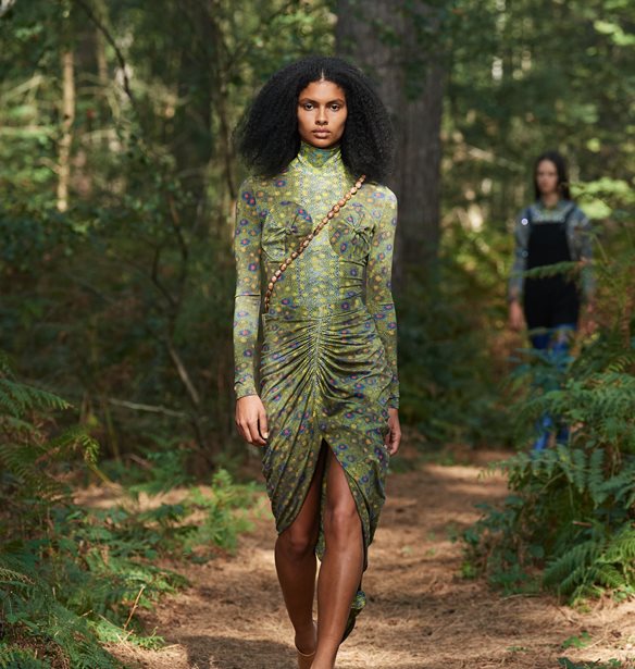 Ταράτσες, δάση, χωράφια… Τα πιο απροσδόκητα μέρη που μετατράπηκαν σε catwalk