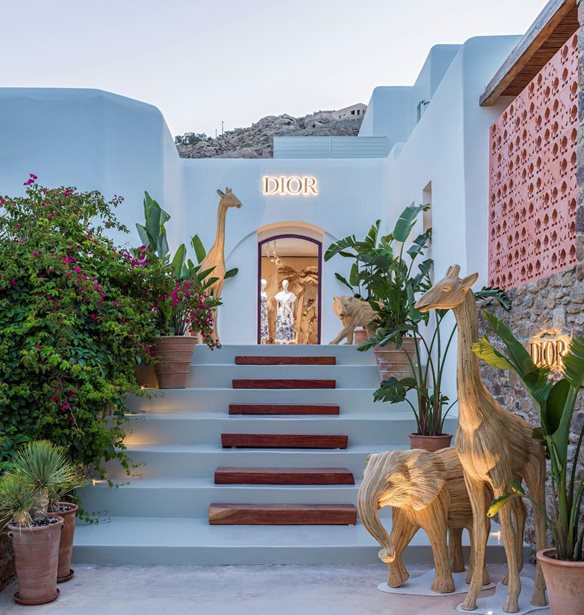 Dioriviera Dreams | &#x397; &#x3BC;&#x3B1;&#x3B3;&#x3B5;&#x3AF;&#x3B1; &#x3C4;&#x3BF;&#x3C5; Dior &#x3C3;&#x3C4;&#x3BF; Nammos Village &#x3C3;&#x3C4;&#x3B7; &#x39C;&#x3CD;&#x3BA;&#x3BF;&#x3BD;&#x3BF;