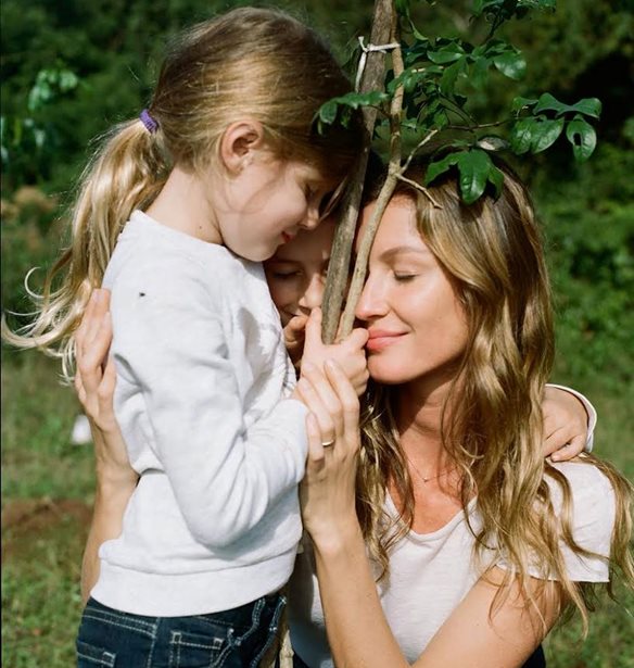 Gisele B&#xFC;ndchen | &#x388;&#x3BA;&#x3BF;&#x3C8;&#x3B5; &#x3C4;&#x3B1; &#x3BC;&#x3B1;&#x3BB;&#x3BB;&#x3B9;&#x3AC; &#x3C4;&#x3B7;&#x3C2; &#x3C3;&#x3BF;&#x3CD;&#x3C0;&#x3B5;&#x3C1; &#x3B1;&#x3B3;&#x3C7;&#x3C9;&#x3BC;&#x3AD;&#x3BD;&#x3B7;&#x3C2; &#x3BA;&#x3CC;&#x3C1;&#x3B7;&#x3C2; &#x3C4;&#x3B7;&#x3C2;