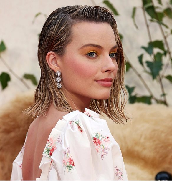 H Margot Robbie &#x3C4;&#x3BF;&#x3BB;&#x3BC;&#x3AC; &#x3AD;&#x3BD;&#x3B1; &#x3C4;&#x3B5;&#x3BB;&#x3B5;&#x3AF;&#x3C9;&#x3C2; &#x3B4;&#x3B9;&#x3B1;&#x3C6;&#x3BF;&#x3C1;&#x3B5;&#x3C4;&#x3B9;&#x3BA;&#x3CC; look &#x3C3;&#x3C4;&#x3BF; &#x3BA;&#x3CC;&#x3BA;&#x3BA;&#x3B9;&#x3BD;&#x3BF; &#x3C7;&#x3B1;&#x3BB;&#x3AF;