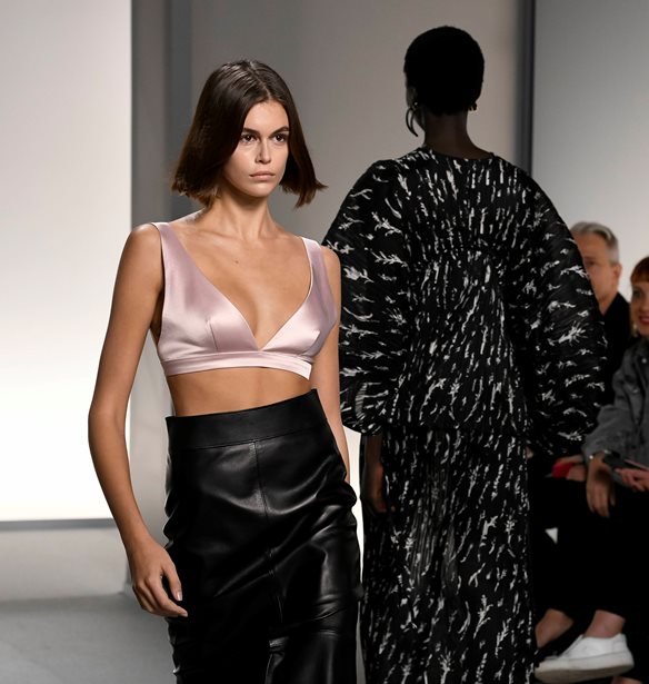 Kaia Gerber | &#x397; &#x3BD;&#x3AD;&#x3B1; &#x3AC;&#x3BA;&#x3C1;&#x3C9;&#x3C2; &#x3BA;&#x3B1;&#x3BB;&#x3BF;&#x3BA;&#x3B1;&#x3B9;&#x3C1;&#x3B9;&#x3BD;&#x3AE; &#x3B1;&#x3BB;&#x3BB;&#x3B1;&#x3B3;&#x3AE; &#x3C3;&#x3C4;&#x3B1; &#x3BC;&#x3B1;&#x3BB;&#x3BB;&#x3B9;&#x3AC; &#x3C4;&#x3B7;&#x3C2;