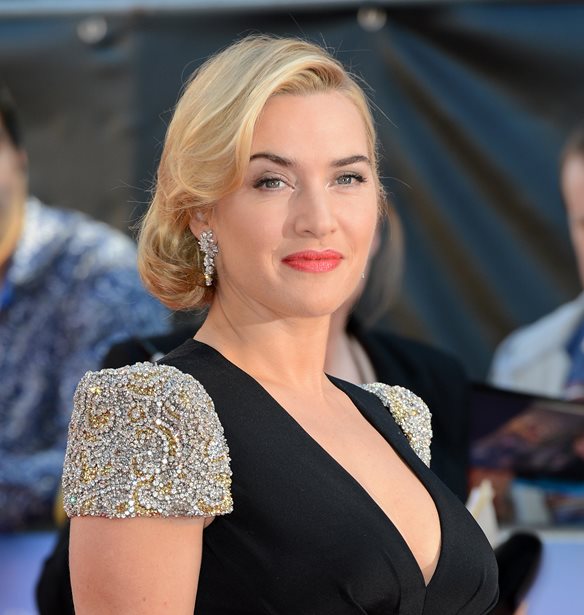 &#x397; Kate Winslet &#x3BC;&#x3B1;&#x3C2; &#x3B4;&#x3B5;&#x3AF;&#x3C7;&#x3BD;&#x3B5;&#x3B9; &#x3C0;&#x3CE;&#x3C2; &#x3BD;&#x3B1; &#x3C6;&#x3BF;&#x3C1;&#x3AD;&#x3C3;&#x3BF;&#x3C5;&#x3BC;&#x3B5; &#x3AD;&#x3BD;&#x3B1; floral &#x3BA;&#x3BF;&#x3C3;&#x3C4;&#x3BF;&#x3CD;&#x3BC;&#x3B9; &#x3C4;&#x3BF;&#x3BD; &#x3C7;&#x3B5;&#x3B9;&#x3BC;&#x3CE;&#x3BD;&#x3B1;