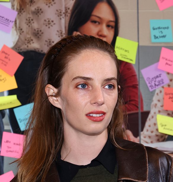 Maya Hawke &amp; Christian Hutson | &#x388;&#x3BA;&#x3B1;&#x3BD;&#x3B1;&#x3BD; &#x3C4;&#x3BF; &#x3BD;&#x3C4;&#x3B5;&#x3BC;&#x3C0;&#x3BF;&#x3CD;&#x3C4;&#x3BF; &#x3C4;&#x3BF;&#x3C5;&#x3C2; &#x3C3;&#x3C4;&#x3BF; &#x3BA;&#x3CC;&#x3BA;&#x3BA;&#x3B9;&#x3BD;&#x3BF; &#x3C7;&#x3B1;&#x3BB;&#x3AF;