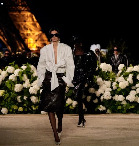 Saint Laurent | &#x39F;&#x3B9; &quot;&#x3AC;&#x3C3;&#x3C9;&#x3C4;&#x3B5;&#x3C2; &#x3B1;&#x3C1;&#x3B9;&#x3C3;&#x3C4;&#x3BF;&#x3BA;&#x3C1;&#x3AC;&#x3C4;&#x3B9;&#x3C3;&#x3B5;&#x3C2;&quot; &#x3C4;&#x3BF;&#x3C5; Anthony Vaccarello &#x3BC;&#x3AD;&#x3C3;&#x3B1; &#x3B1;&#x3C0;&#x3CC; &#x3C4;&#x3B7;&#x3BD; SS26 &#x3C3;&#x3C5;&#x3BB;&#x3BB;&#x3BF;&#x3B3;&#x3AE; &#x3C4;&#x3BF;&#x3C5; &#x3BF;&#x3AF;&#x3BA;&#x3BF;&#x3C5;