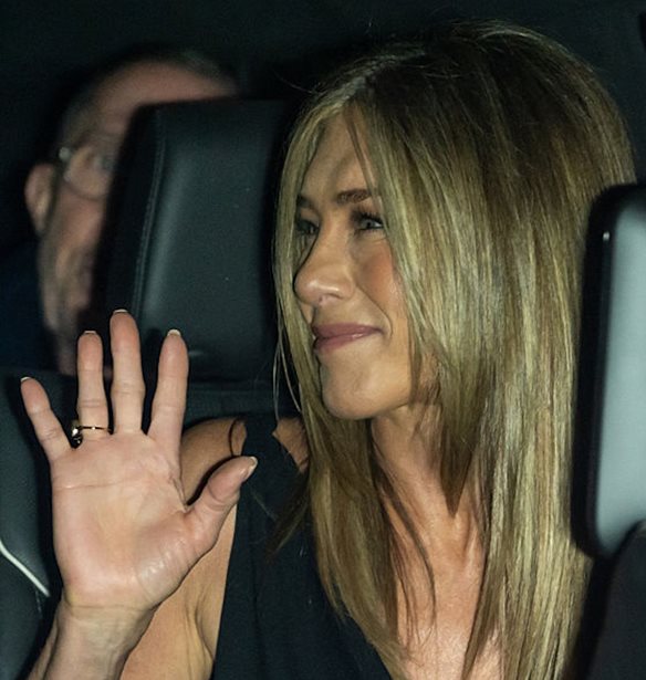 &#x3A0;&#x3CE;&#x3C2; &#x3BF; &#x3C3;&#x3CD;&#x3BD;&#x3C4;&#x3C1;&#x3BF;&#x3C6;&#x3BF;&#x3C2; &#x3C4;&#x3B7;&#x3C2; Jennifer Aniston, Jim Curtis &#x3AD;&#x3BA;&#x3BB;&#x3B5;&#x3C8;&#x3B5; &#x3C4;&#x3B7;&#x3BD; &#x3C0;&#x3B1;&#x3C1;&#x3AC;&#x3C3;&#x3C4;&#x3C3;&#x3B7; &#x3C3;&#x3C4;&#x3B7;&#x3BD; &#x3C0;&#x3C1;&#x3B5;&#x3BC;&#x3B9;&#x3AD;&#x3C1;&#x3B1; &#x3C4;&#x3BF;&#x3C5; &quot;The Morning Show&quot;