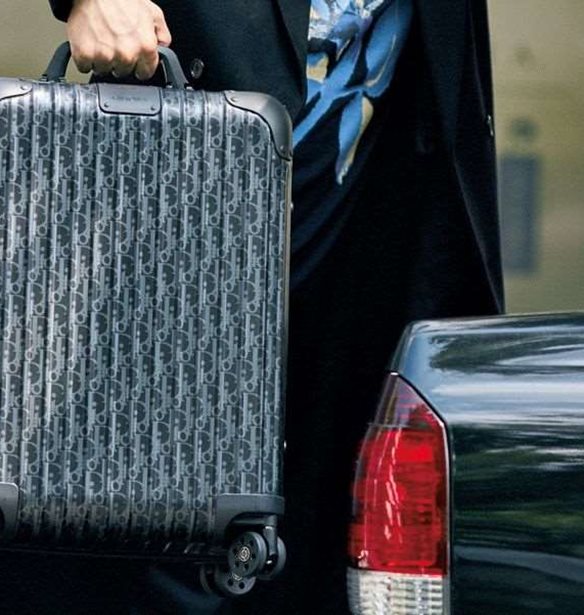 &#x39F; Dior &#x3B1;&#x3BD;&#x3B1;&#x3BD;&#x3B5;&#x3CE;&#x3BD;&#x3B5;&#x3B9; &#x3C4;&#x3B7;&#x3BD; &#x3BA;&#x3BB;&#x3B1;&#x3C3;&#x3B9;&#x3BA;&#x3AE; &#x3B2;&#x3B1;&#x3BB;&#x3AF;&#x3C4;&#x3C3;&#x3B1; &#x3C4;&#x3B7;&#x3C2; Rimowa
