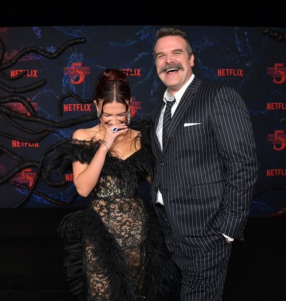 Millie Bobby Brown &amp; David Harbour | &#x3A3;&#x3C4;&#x3B9;&#x3B3;&#x3BC;&#x3AD;&#x3C2; &#x3C3;&#x3C5;&#x3BC;&#x3C6;&#x3B9;&#x3BB;&#x3AF;&#x3C9;&#x3C3;&#x3B7;&#x3C2; &#x3AE; &#x3AD;&#x3BD;&#x3B1; &#x3BA;&#x3B1;&#x3BB;&#x3AC; &#x3BC;&#x3B5;&#x3BB;&#x3B5;&#x3C4;&#x3B7;&#x3BC;&#x3AD;&#x3BD;&#x3BF; &#x3C3;&#x3C7;&#x3AD;&#x3B4;&#x3B9;&#x3BF; &#x3B5;&#x3BD;&#x3CC;&#x3C8;&#x3B5;&#x3B9; &#x3C0;&#x3C1;&#x3B5;&#x3BC;&#x3B9;&#x3AD;&#x3C1;&#x3B1;&#x3C2;;