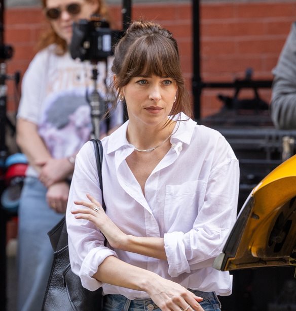 Dakota Johnson | &#x3A7;&#x3CE;&#x3C1;&#x3B9;&#x3C3;&#x3B5; &#x3BC;&#x3B5; &#x3C4;&#x3BF;&#x3BD; Chris Martin;