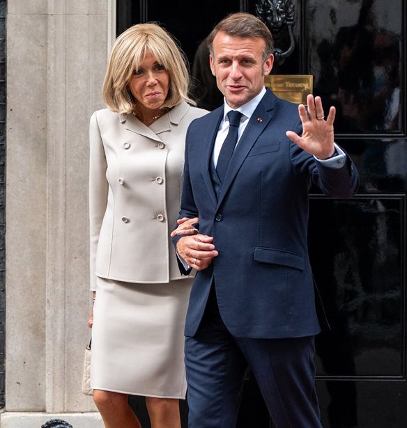 &quot;&#x395;&#x3AF;&#x3BD;&#x3B1;&#x3B9; &#x3B1;&#x3BD;&#x3BF;&#x3B7;&#x3C3;&#x3AF;&#x3B5;&#x3C2;&quot;: &#x39F; &#x395;mmanuel Macron &#x3B5;&#x3C0;&#x3B9;&#x3C4;&#x3AF;&#x3B8;&#x3B5;&#x3C4;&#x3B1;&#x3B9; &#x3C3;&#x3C4;&#x3B9;&#x3C2; &#x3C4;&#x3C1;&#x3B1;&#x3BD;&#x3C3;&#x3C6;&#x3BF;&#x3B2;&#x3B9;&#x3BA;&#x3AD;&#x3C2; &#x3C6;&#x3AE;&#x3BC;&#x3B5;&#x3C2; &#x3B3;&#x3B9;&#x3B1; &#x3C4;&#x3B7; &#x3C3;&#x3CD;&#x3B6;&#x3C5;&#x3B3;&#x3CC; &#x3C4;&#x3BF;&#x3C5;, Brigitte