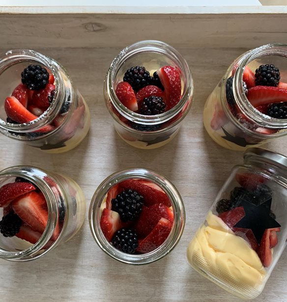 Fashion loves cooking: Cr&#xE8;me patisserie &#x3BC;&#x3B5; &#x3C6;&#x3C1;&#x3BF;&#x3CD;&#x3C4;&#x3B1; &#x3B1;&#x3C0;&#x3CC; &#x3C4;&#x3B9;&#x3C2; &#x3B4;&#x3B7;&#x3BC;&#x3B9;&#x3BF;&#x3C5;&#x3C1;&#x3B3;&#x3BF;&#x3CD;&#x3C2; &#x3C4;&#x3BF;&#x3C5; MaaBoo