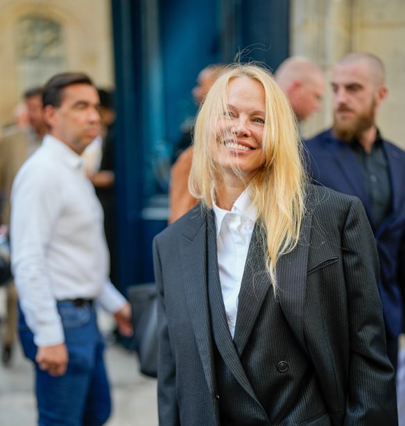 &quot;&#x3A7;&#x3B1;&#x3AF;&#x3C1;&#x3BF;&#x3BC;&#x3B1;&#x3B9; &#x3C0;&#x3BF;&#x3C5; &#x3C0;&#x3AD;&#x3C1;&#x3B1;&#x3C3;&#x3B5; &#x3AD;&#x3BD;&#x3B1; &#x3B8;&#x3B5;&#x3C4;&#x3B9;&#x3BA;&#x3CC; &#x3BC;&#x3AE;&#x3BD;&#x3C5;&#x3BC;&#x3B1;&quot; | H Pamela Anderson &#x3C3;&#x3C7;&#x3BF;&#x3BB;&#x3B9;&#x3AC;&#x3B6;&#x3B5;&#x3B9; &#x3C4;&#x3B7;&#x3BD; &#x3B5;&#x3C0;&#x3B9;&#x3BB;&#x3BF;&#x3B3;&#x3AE; &#x3C4;&#x3B7;&#x3C2; &#x3BD;&#x3B1; &#x3BC;&#x3B7; &#x3C6;&#x3BF;&#x3C1;&#x3AC; &#x3BC;&#x3B1;&#x3BA;&#x3B9;&#x3B3;&#x3B9;&#x3AC;&#x3B6;