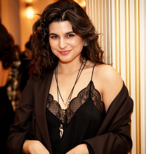 Η Δανάη Παππά σε Christmas party στο Σύνταγμα με lingerie βελούδινο φόρεμα