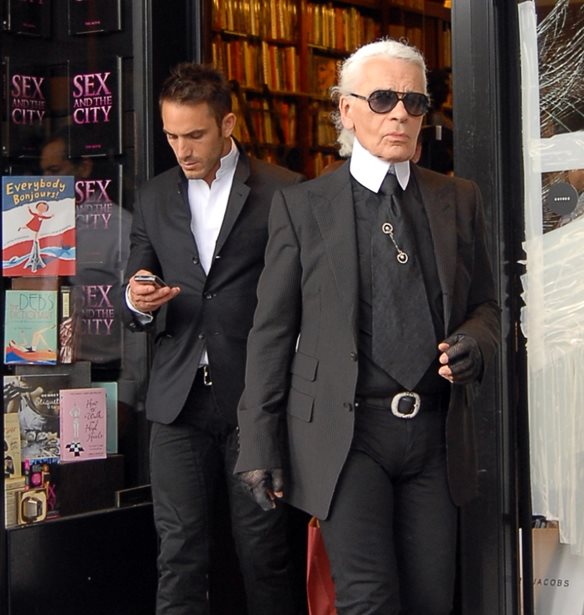 &#x39C;&#x3AF;&#x3BD;&#x3B9; &#x3C3;&#x3B5;&#x3B9;&#x3C1;&#x3AC; &#x3B3;&#x3B9;&#x3B1; &#x3C4;&#x3BF;&#x3BD; &#x3B8;&#x3C1;&#x3C5;&#x3BB;&#x3B9;&#x3BA;&#x3CC; &#x3C3;&#x3C7;&#x3B5;&#x3B4;&#x3B9;&#x3B1;&#x3C3;&#x3C4;&#x3AE; &#x3BC;&#x3CC;&#x3B4;&#x3B1;&#x3C2;, Karl Lagerfeld, &#x3C3;&#x3C7;&#x3B5;&#x3B4;&#x3B9;&#x3AC;&#x3B6;&#x3B5;&#x3B9; &#x3B7; Disney&#x2B;