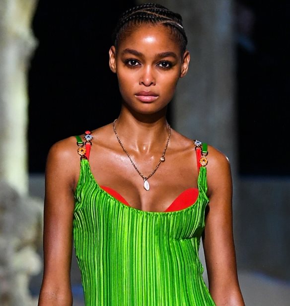 Shopping | Ρούχα και αξεσουάρ στο πιο hot χρώμα της χρονιάς