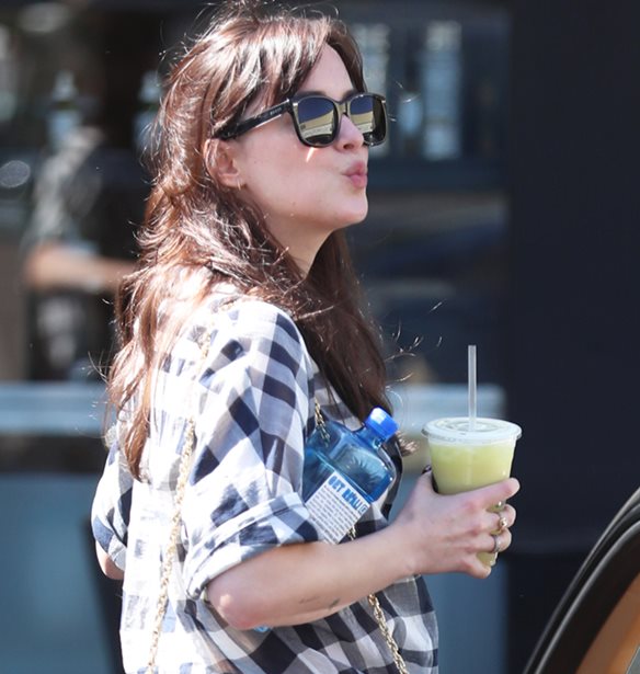 Dakota Johnson: &#x391;&#x3C0;&#x3BF;&#x3B4;&#x3B5;&#x3B9;&#x3BA;&#x3BD;&#x3CD;&#x3B5;&#x3B9; &#x3C4;&#x3B7; &#x3B4;&#x3CD;&#x3BD;&#x3B1;&#x3BC;&#x3B7; &#x3C4;&#x3BF;&#x3C5; anti-statement &#x3C0;&#x3B1;&#x3C0;&#x3BF;&#x3C5;&#x3C4;&#x3C3;&#x3B9;&#x3BF;&#x3CD;