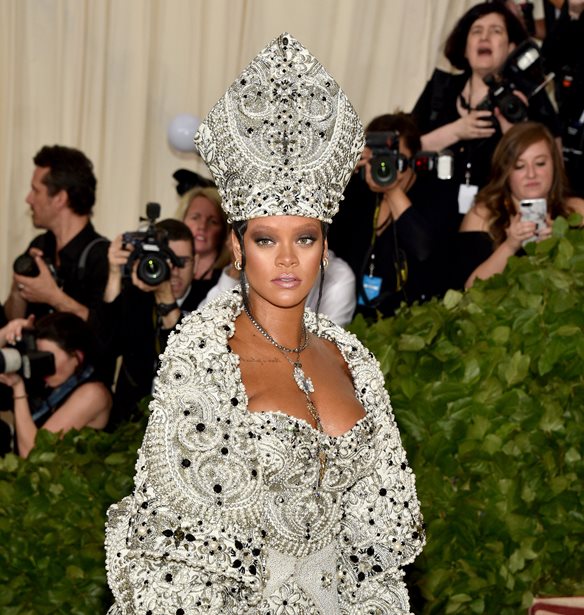 Met 2018: &#x397; Rihanna &#x3BA;&#x3BB;&#x3AD;&#x3B2;&#x3B5;&#x3B9; &#x3BA;&#x3B1;&#x3B9; &#x3C0;&#x3AC;&#x3BB;&#x3B9; &#x3C4;&#x3B7;&#x3BD; &#x3C0;&#x3B1;&#x3C1;&#x3AC;&#x3C3;&#x3C4;&#x3B1;&#x3C3;&#x3B7;, &#x3C9;&#x3C2; &#x3A0;&#x3AC;&#x3C0;&#x3B1;&#x3C2;