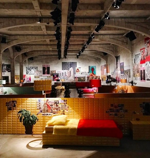 To &#x3C6;&#x3B5;&#x3C4;&#x3B9;&#x3BD;&#x3CC; show &#x3C4;&#x3B7;&#x3C2; Prada &#x3B5;&#x3AF;&#x3C7;&#x3B5; &#x3B3;&#x3B9;&#x3B1; &#x3C3;&#x3BA;&#x3B7;&#x3BD;&#x3B9;&#x3BA;&#x3CC; &#x3B5;&#x3C6;&#x3B7;&#x3B2;&#x3B9;&#x3BA;&#x3AC; retro &#x3C5;&#x3C0;&#x3BD;&#x3BF;&#x3B4;&#x3C9;&#x3BC;&#x3AC;&#x3C4;&#x3B9;&#x3B1;