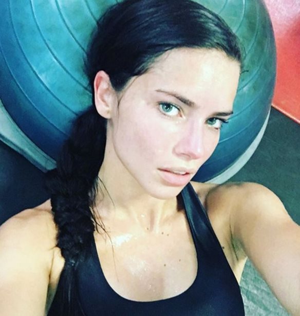Πίστευες ποτέ ότι η Adriana Lima έχει τέτοιες ικανότητες;