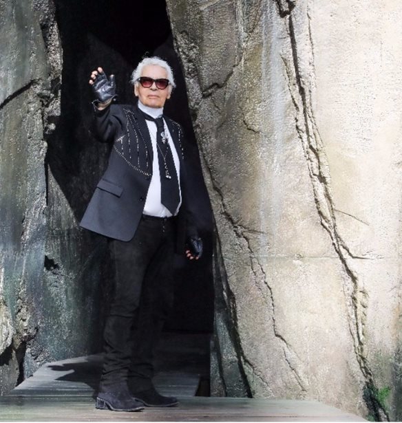 O Karl Lagerfeld &#x3C7;&#x3B1;&#x3C1;&#x3AF;&#x3B6;&#x3B5;&#x3B9; &#x3B2;&#x3C1;&#x3B1;&#x3B4;&#x3B9;&#x3BD;&#x3AC; &#x3C6;&#x3BF;&#x3C1;&#x3AD;&#x3BC;&#x3B1;&#x3C4;&#x3B1; &#x3C3;&#x3B5; &#x3BC;&#x3B1;&#x3B8;&#x3AE;&#x3C4;&#x3C1;&#x3B9;&#x3B5;&#x3C2; &#x3B3;&#x3B9;&#x3B1; &#x3C4;&#x3BF; &#x3C7;&#x3BF;&#x3C1;&#x3CC; &#x3C4;&#x3BF;&#x3C5; &#x3C3;&#x3C7;&#x3BF;&#x3BB;&#x3B5;&#x3AF;&#x3BF;&#x3C5;