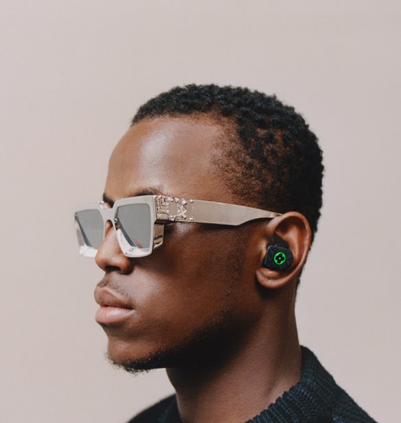 O &#x3BF;&#x3AF;&#x3BA;&#x3BF;&#x3C2; Louis Vuitton &#x3B1;&#x3BD;&#x3B1;&#x3B2;&#x3B1;&#x3B8;&#x3BC;&#x3AF;&#x3B6;&#x3B5;&#x3B9; &#x3C4;&#x3B1; wireless earphones