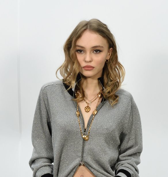 Lily-Rose Depp | &#x3A6;&#x3CC;&#x3C1;&#x3B5;&#x3C3;&#x3B5; &#x3C0;&#x3C1;&#x3CE;&#x3C4;&#x3B7; &#x3B1;&#x3C0;&#x3CC; &#x3CC;&#x3BB;&#x3BF;&#x3C5;&#x3C2; &#x3C4;&#x3BF; &#x3C0;&#x3B9;&#x3BF; &#x3C3;&#x3C5;&#x3BD;&#x3B1;&#x3C1;&#x3C0;&#x3B1;&#x3C3;&#x3C4;&#x3B9;&#x3BA;&#x3CC; Chanel &#x3C3;&#x3CD;&#x3BD;&#x3BF;&#x3BB;&#x3BF; &#x3C4;&#x3B7;&#x3C2; &#x3BD;&#x3AD;&#x3B1;&#x3C2; &#x3C3;&#x3C5;&#x3BB;&#x3BB;&#x3BF;&#x3B3;&#x3AE;&#x3C2;