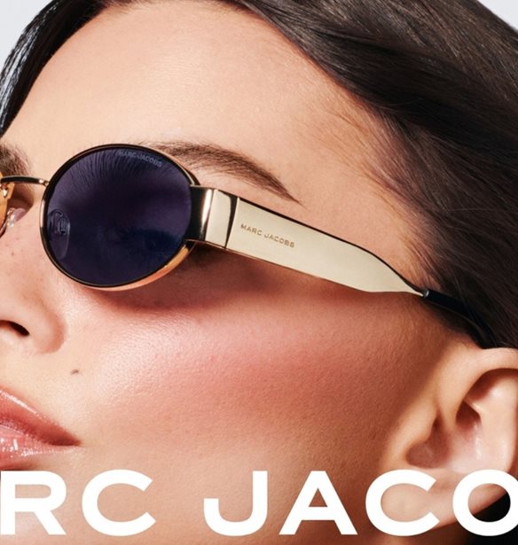 &#x397; Marc Jacobs &#x3C0;&#x3B1;&#x3C1;&#x3BF;&#x3C5;&#x3C3;&#x3B9;&#x3AC;&#x3B6;&#x3B5;&#x3B9; &#x3C4;&#x3B7; &#x3BD;&#x3AD;&#x3B1; &#x3C3;&#x3C5;&#x3BB;&#x3BB;&#x3BF;&#x3B3;&#x3AE; &#x3B3;&#x3C5;&#x3B1;&#x3BB;&#x3B9;&#x3CE;&#x3BD; &#x3B3;&#x3B9;&#x3B1; &#x3C4;&#x3B7; &#x3C3;&#x3B5;&#x3B6;&#x3CC;&#x3BD; &#x386;&#x3BD;&#x3BF;&#x3B9;&#x3BE;&#x3B7;/&#x39A;&#x3B1;&#x3BB;&#x3BF;&#x3BA;&#x3B1;&#x3AF;&#x3C1;&#x3B9; 2025