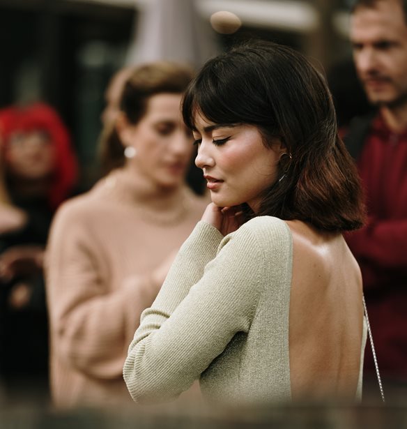 Mocha Mousse | Η γλυκιά απόχρωση του καφέ αναμένεται να γίνει η πιο δημοφιλής για τα μαλλιά μας το 2025