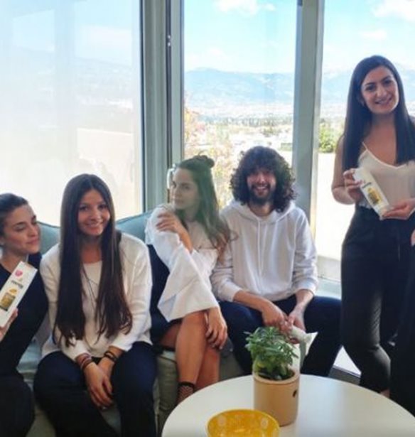 The Hair Blog Project by Pantene: &#x394;&#x3B5;&#x3C2; &#x3C4;&#x3B1; &#x3C0;&#x3AC;&#x3BD;&#x3C4;&#x3B1; &#x3C3;&#x3C7;&#x3B5;&#x3C4;&#x3B9;&#x3BA;&#x3AC; &#x3BC;&#x3B5; &#x3C4;&#x3B7;&#x3BD; 2&#x3B7; &#x3B4;&#x3BF;&#x3BA;&#x3B9;&#x3BC;&#x3B1;&#x3C3;&#x3AF;&#x3B1; &#x3BC;&#x3B5; &#x3B8;&#x3AD;&#x3BC;&#x3B1; &quot;&#x395;&#x3CD;&#x3BA;&#x3BF;&#x3BB;&#x3BF; &#x39A;&#x3C5;&#x3BC;&#x3B1;&#x3C4;&#x3B9;&#x3C3;&#x3C4;&#x3CC;&quot;
