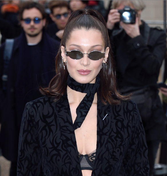Bella Hadid: O&#x3B9; &#x3B5;&#x3BC;&#x3C6;&#x3B1;&#x3BD;&#x3AF;&#x3C3;&#x3B5;&#x3B9;&#x3C2; &#x3C0;&#x3BF;&#x3C5; &#x3BC;&#x3B1;&#x3C2; &#x3B5;&#x3BD;&#x3C4;&#x3C5;&#x3C0;&#x3C9;&#x3C3;&#x3AF;&#x3B1;&#x3C3;&#x3B1;&#x3BD; &#x3C3;&#x3C4;&#x3BF; &#x3A0;&#x3B1;&#x3C1;&#x3AF;&#x3C3;&#x3B9;
