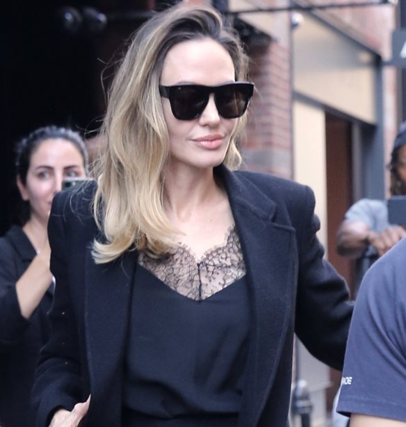 Angelina Jolie | &#x39A;&#x3C1;&#x3AC;&#x3C4;&#x3B7;&#x3C3;&#x3B5; &#x3C4;&#x3B7;&#x3BD; &#x3C4;&#x3C3;&#x3AC;&#x3BD;&#x3C4;&#x3B1; &#x3C0;&#x3BF;&#x3C5; &#x3C4;&#x3B1;&#x3B9;&#x3C1;&#x3B9;&#x3AC;&#x3B6;&#x3B5;&#x3B9; &#x3BC;&#x3B5; &#x3BA;&#x3AC;&#x3B8;&#x3B5; look
