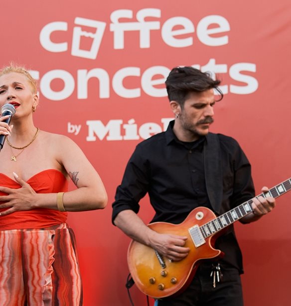 Coffee Concert by Miele | H &#x3A0;&#x3AD;&#x3BD;&#x3BD;&#x3C5; &#x39C;&#x3C0;&#x3B1;&#x3BB;&#x3C4;&#x3B1;&#x3C4;&#x3B6;&#x3AE; &#x3C3;&#x3B5; &#x3AD;&#x3BD;&#x3B1; unplugged live &#x3C0;&#x3BF;&#x3C5; &#x3B9;&#x3BA;&#x3B1;&#x3BD;&#x3BF;&#x3C0;&#x3BF;&#x3AF;&#x3B7;&#x3C3;&#x3B5; &#x3CC;&#x3BB;&#x3B5;&#x3C2; &#x3C4;&#x3B9;&#x3C2; &#x3B1;&#x3B9;&#x3C3;&#x3B8;&#x3AE;&#x3C3;&#x3B5;&#x3B9;&#x3C2;